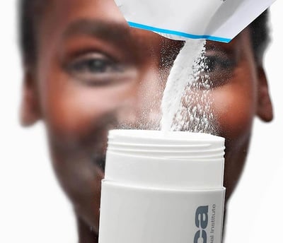 Frau füllt Pulver in Dose