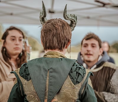 Création unique faite pour un dragon vert dont le costume présente des ailes et écailles
