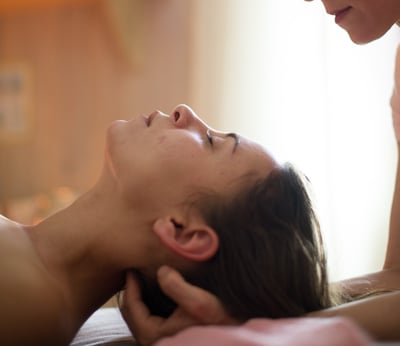 Massage du visage et du cuir chevelu pour libérer les tensions et apaiser le mental.