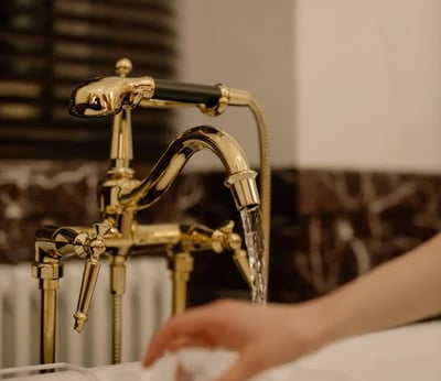 eau qui coule d'un robinet en laiton