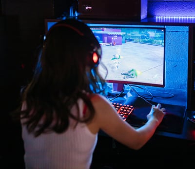 gabinete gamer completo 4k, com iluminação RGB, setup profissioanl