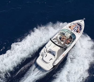 Schnellboot mit GÄsten auf einer privaten Tour durch die NordkÜste Mallorcas