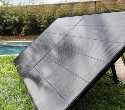 Installation d’une station solaire autonome pour piscine extérieure