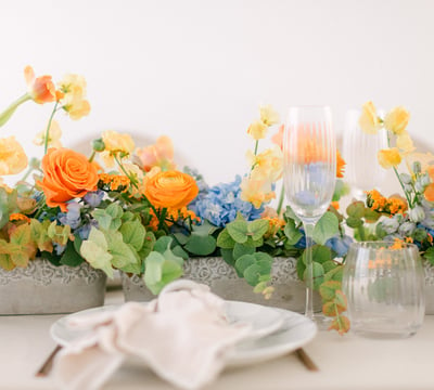 chemin de table fleurs bleu orange réception