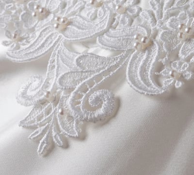 Rongzhiyue: White lace with pearls