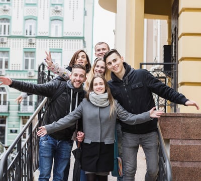 Team building komanda pozuoja mieste