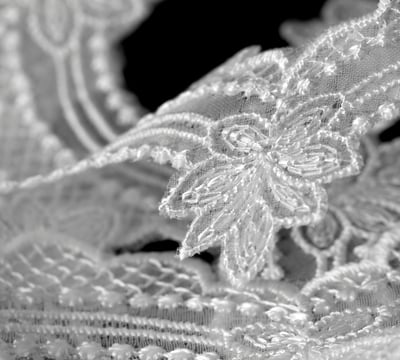 Rongzhiyue: White lace detail