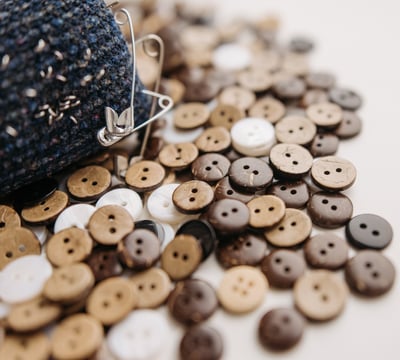 Rongzhiyue: Buttons and pincushion