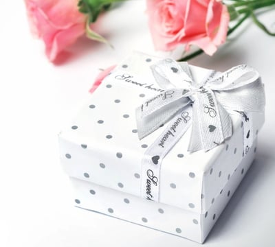 Rongzhiyue: white with sweet heart ribbons for gift wrap