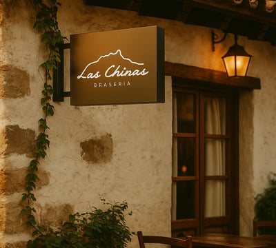 Exterior del restaurante Las Chinas, con decoración tradicional de Abrucena