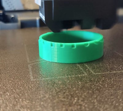 grüner Ring mit Einkerbungen, in einem 3D Drucker