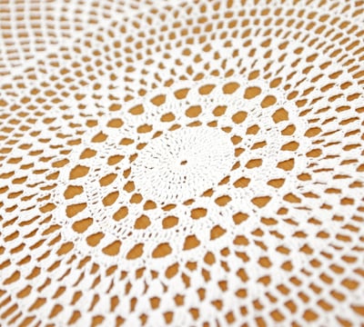 Rongzhiyue: White crochet tablecloth