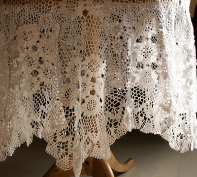Rongzhiyue: White crochet tablecloth
