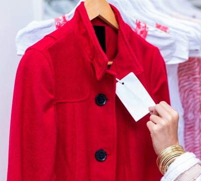 Rongzhiyue: Hand holding price tag on red coat
