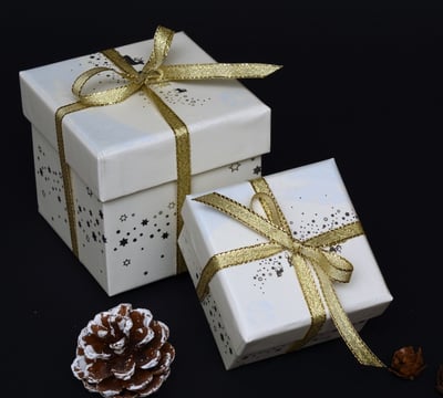 Rongzhiyue: golden ribbons for gift wrap