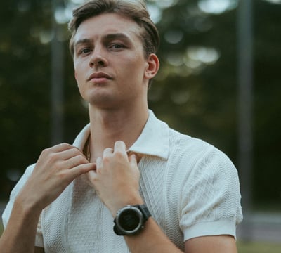 Rongzhiyue: Man in white ribbed polo shirt