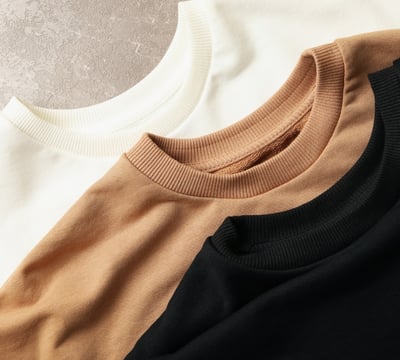 Rongzhiyue: Ribbed collars on t-shirts