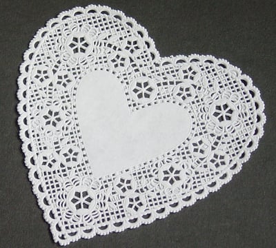Rongzhiyue: White heart-shaped doily