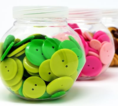 Rongzhiyue: display of colorful buttons in jars