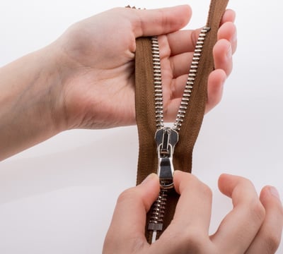 Rongzhiyue: hands pulling a premium zipper