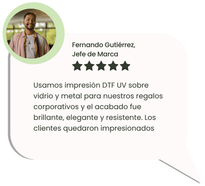Cliente satisfecho con impresión DTF UV en displays de PVC y cartón rígido con Peruimpress