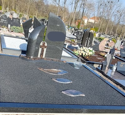 Kapo dengimas plokštėmis, paminklo pastatymas