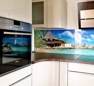 Designer Küche mit hoch gestellten Backoffen & Sicherheitsglas Panoramabild am Kochfeld