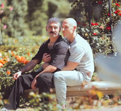 Sesión fotográfica de una pareja gay con abrazo cariñoso y sonrisas, fotografía inclusiva por Tania Dina