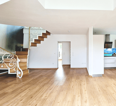 Helles Wohnzimmer mit Parket und Design-Treppe in Maisonette Wohnung in Hirschaid