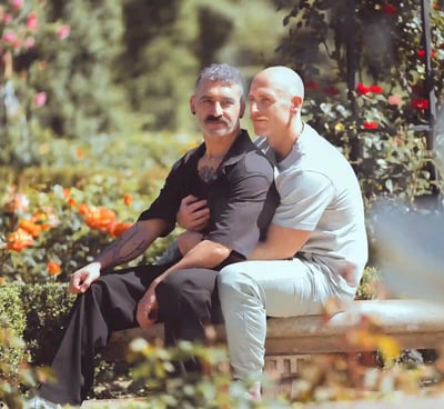 Sesión fotográfica de una pareja gay con abrazo cariñoso y sonrisas, fotografía inclusiva por Tania Dina