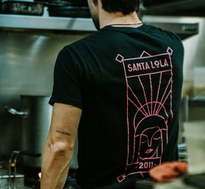 Cocinero de Santa Lola trabajando con camiseta corporativa