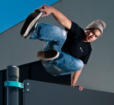 Homma faisant du parkour ou chase tag sur agrès Kenguru Pro.