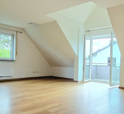 Offener Wohn- und Essbereich mit Flügeltür zum Süd-Ost Balkon in Maisonettewohnung Hirschaid