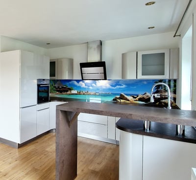Offene Einbauküche mit Theke und Siemens-Geräten in moderner Maisonette ETW