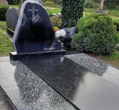 Kapo dengimas plokštėmis, paminklo pastatymas