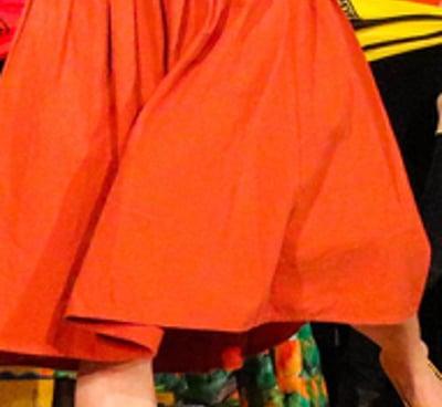 danse sur scène avec des parapluies