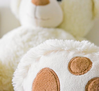 Gros nounours blanc assis - Micro-crèche et crèche différence