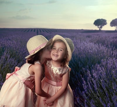 hermanas con muestras de cariño, besandose en los campos de lavanda 