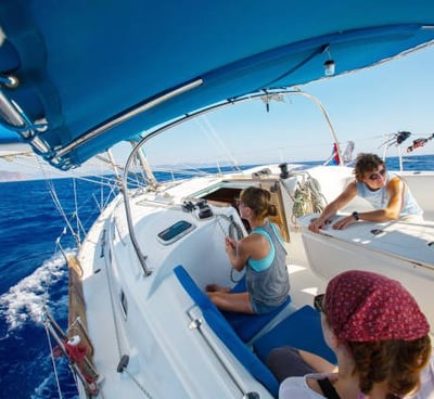 un groupe de personnes sur un bateau dans l'océan