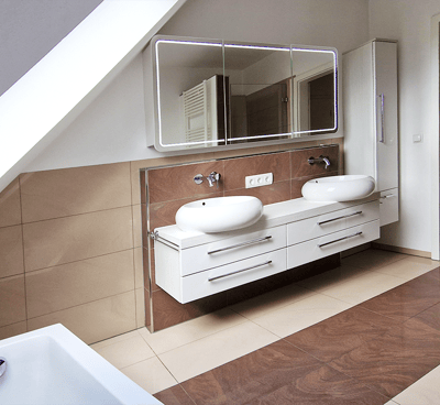 Doppelwaschbecken mit Unterschrank & LED-Spiegelschrank im modernen Bad der Maisonette ETW