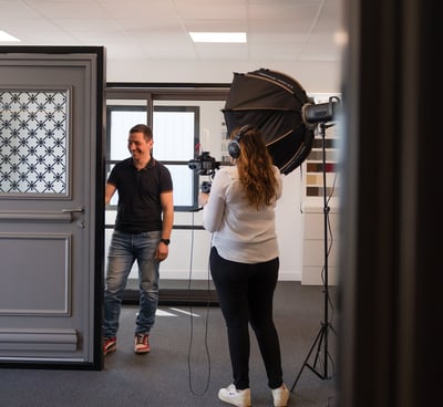 Tournage sur site de film corporate à vitré, avec vidéaste professionnelle