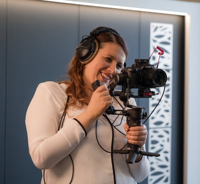 Léa olivier, vidéaste professionnelle en tournage de video d'entreprise