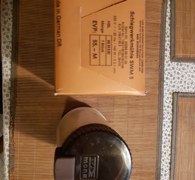 Schlagwerkmühle "Mona" mit Karton - von oben