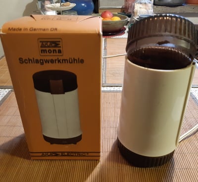 Schlagwerkmühle "Mona" mit Karton