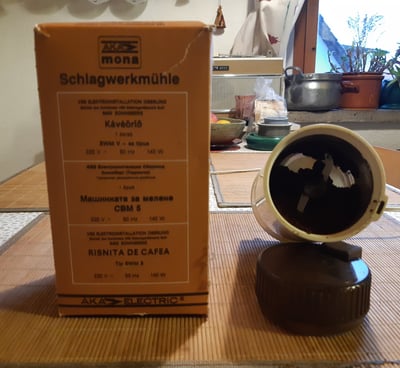 Schlagwerkmühle "Mona" mit Karton
