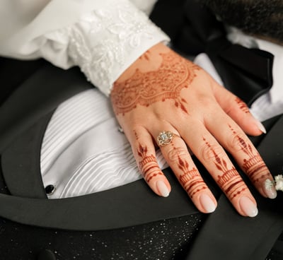 La main de la mariée est posée sur le marié