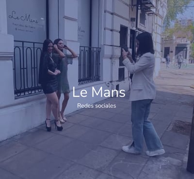 mujer sacando foto a dos chicas en la calle
