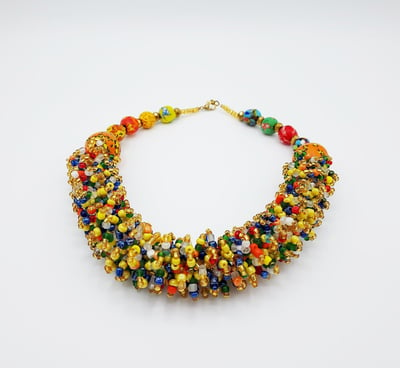 Collier réalisé avec des micro perles de verre colorées.