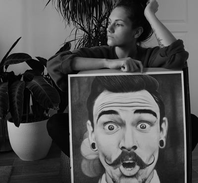 Auto-portrait avec un dessin grand format fait au crayon de papier