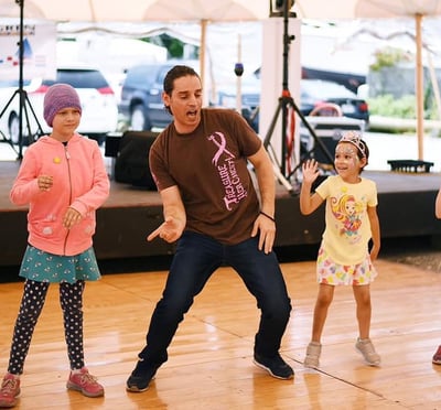Mekhael Srour teaching children how to dance